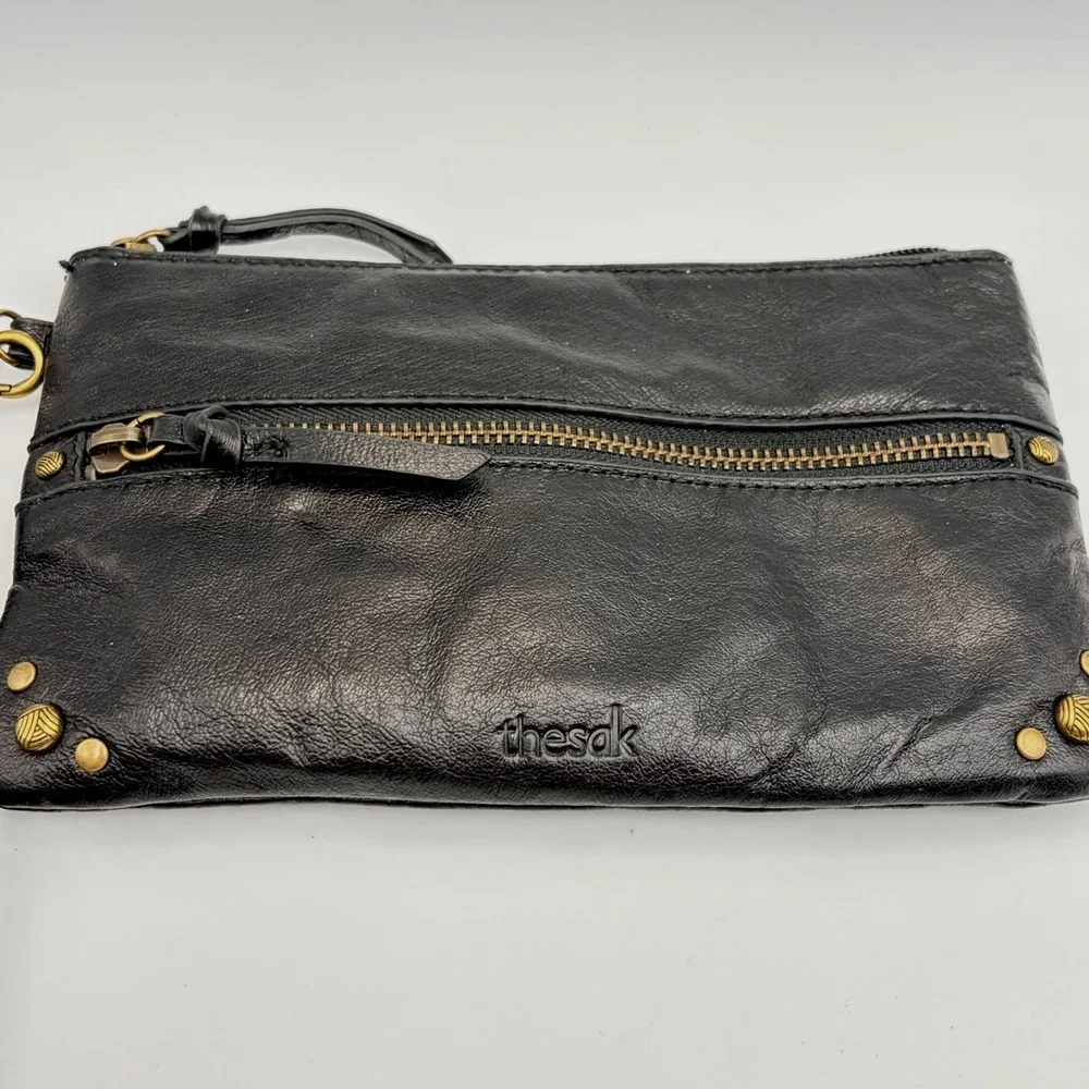 The SAK Sanibel Leather‎ Charging Wristlet Black Leather Top Zip Card Slots 8x5